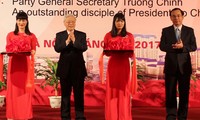 Máximo líder político de Vietnam asiste a exposición sobre discípulo sobresaliente del tío Ho