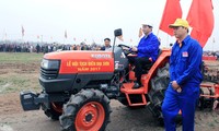 Presidente de Vietnam participa en fiesta “tịch điền” 2017