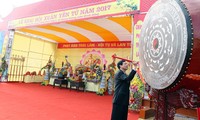 Localidades norteña y central de Vietnam inician festivales primaverales