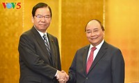 Primer ministro de Vietnam se reúne con dirigentes de diferentes partidos y empresas de Japón