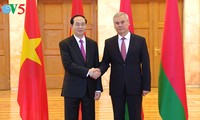 Presidente de Vietnam se reúne con líder de la Cámara Baja y primer ministro de Bielorrusia