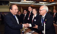 Primer ministro de Vietnam se reúne con compatriotas nacionales en Tailandia