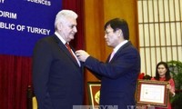 Vietnam entrega sello conmemorativo al primer ministro turco en materia de ciencias sociales