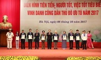 Hanoi reconoce las contribuciones nobles de los ciudadanos en 2017