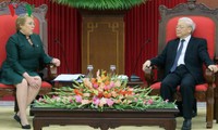 Máximo líder político de Vietnam recibe a la presidenta de Chile