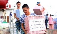 Barcos con regalos del Tet llegan a las islas de Truong Sa