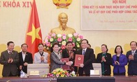 Parlamento y Frente de la Patria de Vietnam evalúan trabajo conjunto