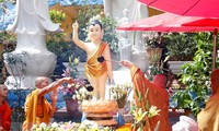 Compatriotas en el extranjero conmemoran el 2562 aniversario del nacimiento y la iluminación de Buda