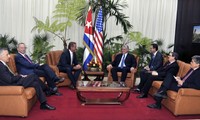 Presidente de Cuba recibe al senador Jeff Flake y al expresidente de Google