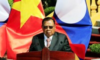 Máximo líder político de Laos visita Vietnam