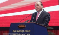 Vietnam proyecta nuevas orientaciones diplomáticas en la nueva época