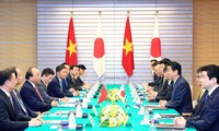 Primer ministro de Vietnam conversa con su homólogo japonés, Shinzo Abe