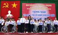 Vicepresidenta de Vietnam entrega presentes del Tet a compatriotas pobres de Vinh Long