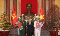 Vietnam asciende de rango a oficiales sobresalientes de seguridad pública y el ejército