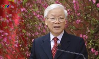 Máximo líder político felicita a los dirigentes principales vietnamitas de diferentes generaciones