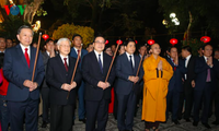 Máximo líder político de Vietnam visita unidades de oficiales en el último día del año lunar 2018