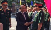 Primer ministro de Vietnam visita fuerzas armadas de la ciudad de Da Nang en ocasión del Tet 2019 