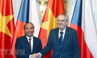 Visita del jefe del Gobierno vietnamita a la República Checa atrae atención pública