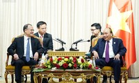 Primer ministro de Vietnam conversa con dirigentes de corporaciones líderes de China