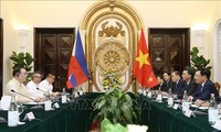 Canciller filipino conversa con su par vietnamita sobre cooperación multisectorial