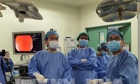 Médico vietnamita contribuye al éxito de una cirugía asistida por robots en Filipinas