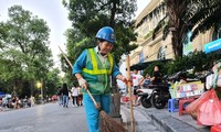 Mujer consagrada a embellecer la capital de Vietnam 