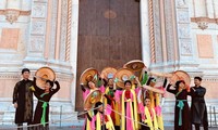 Sombrero cónico de Vietnam atrae al público italiano en Festival Dancin´BO