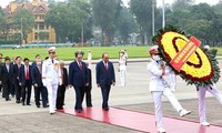 Líderes vietnamitas visitan Mausoleo de Ho Chi Minh por 45 años de reunificación nacional