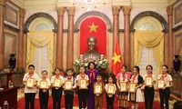 Vicepresidenta de Vietnam alienta los aportes de alumnos al desarrollo nacional