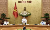 El Gobierno vietnamita aborda medidas frente al covid-19 para mantener el desarrollo socioeconómico