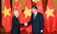 Máximos dirigentes de Vietnam rinden homenaje al 72° aniversario del Día Nacional de la República Popular de China