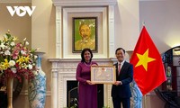 Entrega de la Orden de la Amistad para la ex embajadora cubana en Vietnam   