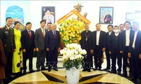 El presidente del Frente de la Patria visita el Obispado de la Diócesis de Vinh en vísperas de la Navidad