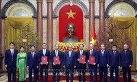 Nombramiento de nuevos embajadores y jefe de la representación diplomática de Vietnam en el extranjero