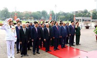 Altos dirigentes de Vietnam visitan el Mausoleo de Ho Chi Minh con motivo de 132 años de su natalicio