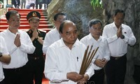 El jefe de Estado rinde homenaje a héroes fallecidos por la independencia nacional en Quang Binh