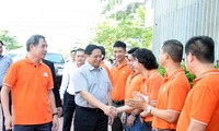 El jefe de Gobierno visita algunas fábricas importantes en Da Nang