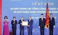 El presidente Nguyen Xuan Phuc entrega distinción a la la Corporación Farmacéutica de Vietnam