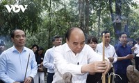 Presidente ofrenda inciensos en la Reliquia Nacional Especial de Tan Trao