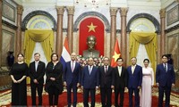 El presidente Nguyen Xuan Phuc recibe a embajadores de Países Bajos, Hungría, Australia y Luxemburgo