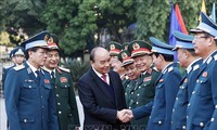 El presidente vietnamita asiste a la celebración de 50 años de la victoria “Hanói - Dien Bien Phu en el aire”
