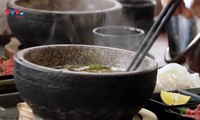 Sopa de fideos con carne bovina en cuenco de piedra, otro manjar de la gastronomía de Hanói