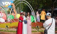 Calle de Flores Nguyen Hue en Ciudad Ho Chi Minh atrae gran número de turistas