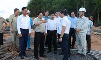 Primer Ministro supervisa el progreso de obras y proyectos claves en la provincia de Quang Tri