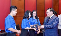 Presidente del Parlamento se reúne con destacados jóvenes vietnamitas