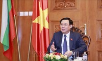 El Presidente del Parlamento recibe a embajadores y compatriotas vietnamitas en países europeos