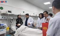 Líder del Ejecutivo visita hospitales de Hanói en vísperas del Tet 2024