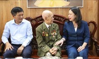 Presidenta interina de Vietnam visita a combatientes de Dien Bien