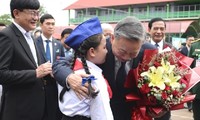 Presidente To Lam visita escuela bilingüe Nguyen Du, en Laos