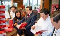 Lanzan libro del secretario general del PCV Nguyen Phu Trong sobre la Asamblea Nacional
